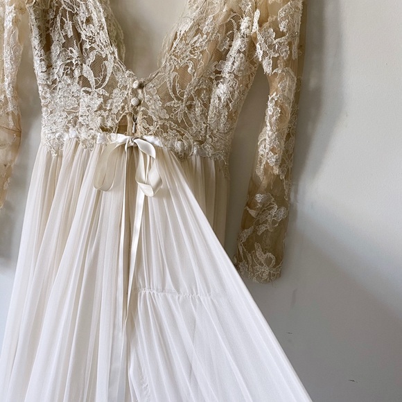 Anne Barge Leyland Wedding Gown - Picture 14 of 16